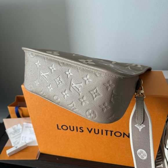 Diane Leather Crossbody Purse Louis Vuitton Authentic New - Picture 8 of 12